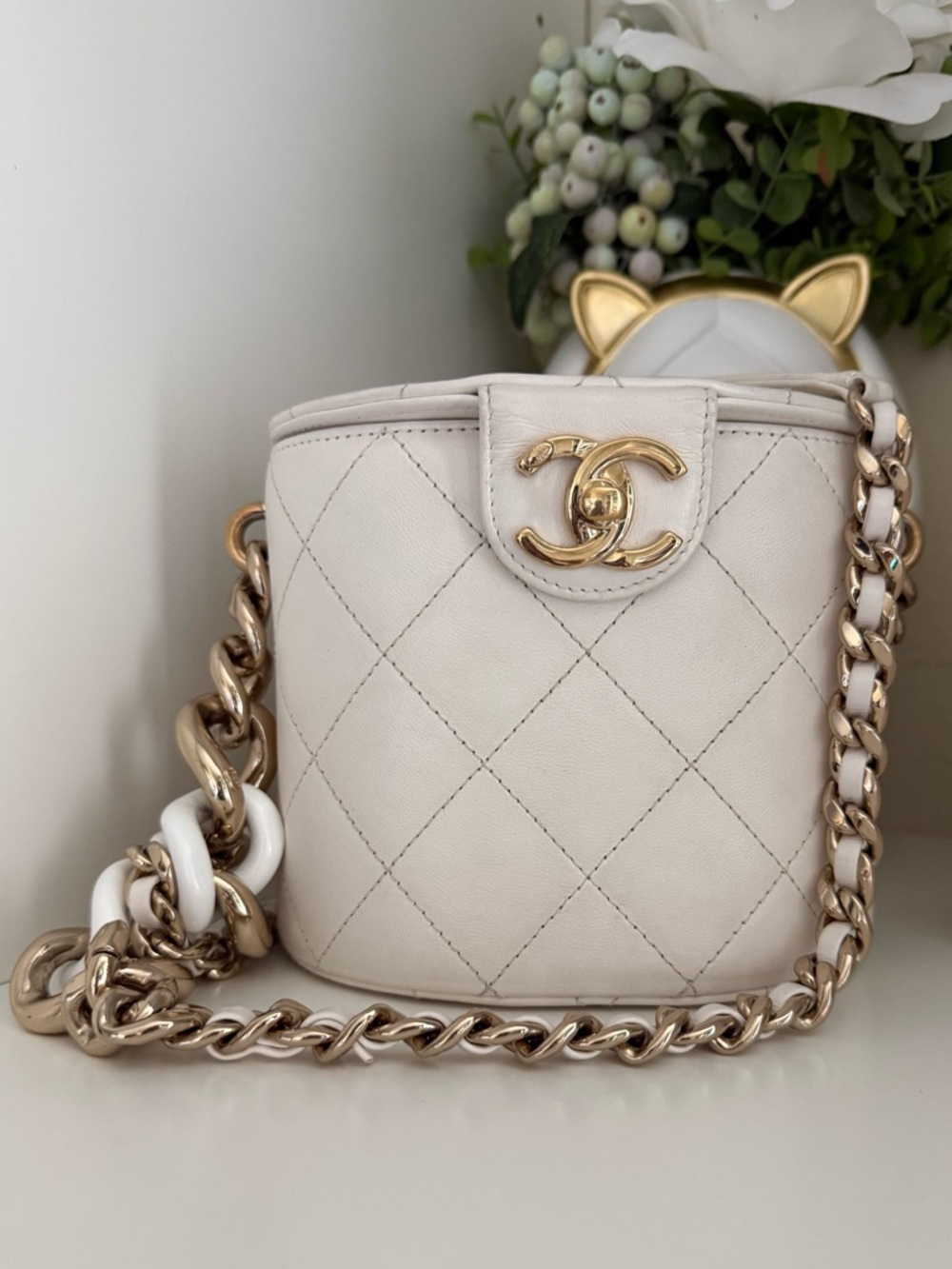 Chanel vintage lambskin, vanity case round bucket style with cc Turlock & chain - Picture 4 of 16